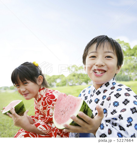 すいかを食べる子供達 すいかを食べる子供達 5227664