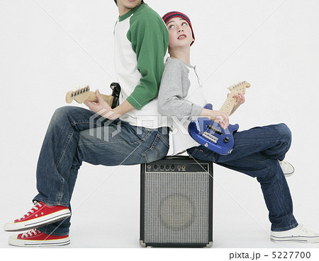 ギターを弾く親子 5227700