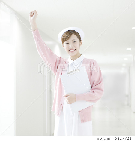 ガッツポーズをする看護師 5227721