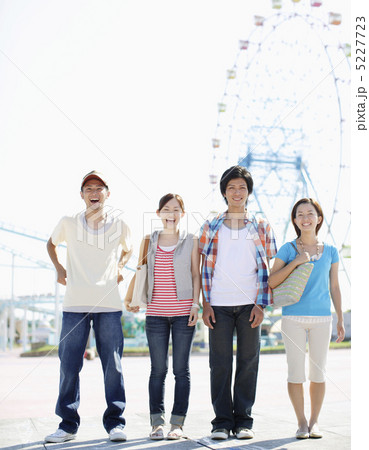 並んで立つ若者達 5227723