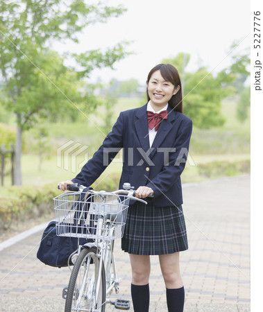 笑う女子学生 5227776