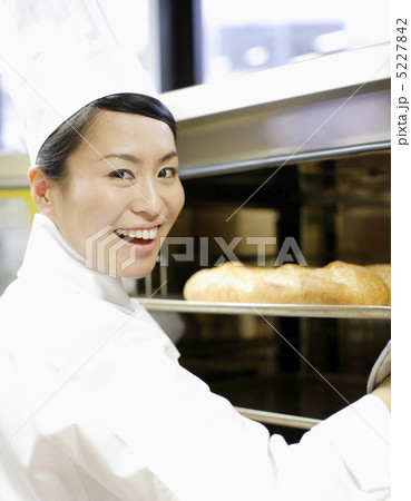 焼き上がったパンを前に笑顔で振り向く女性 5227842