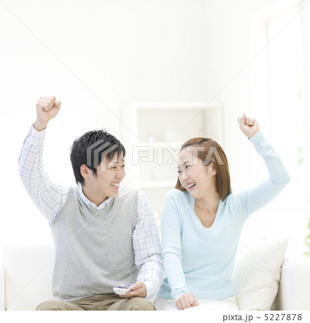 ガッツポーズをして見つめ合う夫婦 5227878
