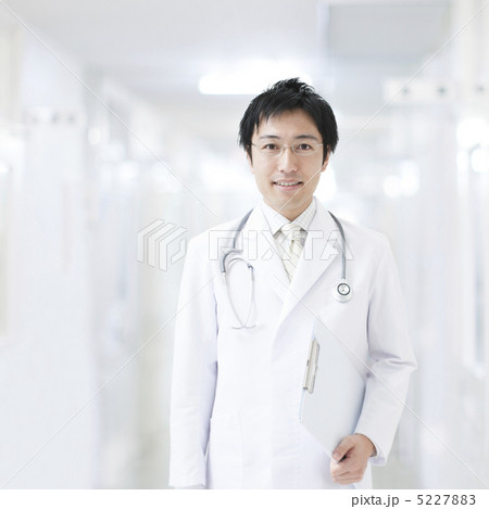 ファイルを持つ医師 5227883
