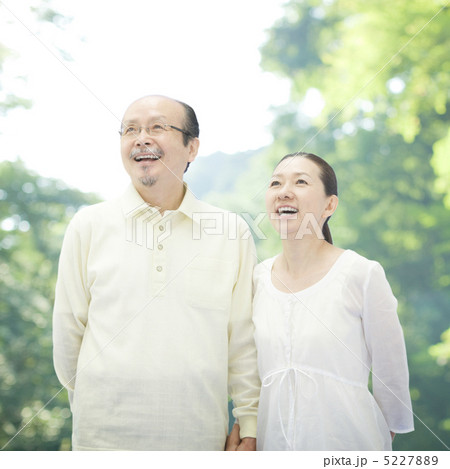 見上げるシニア夫婦 5227889