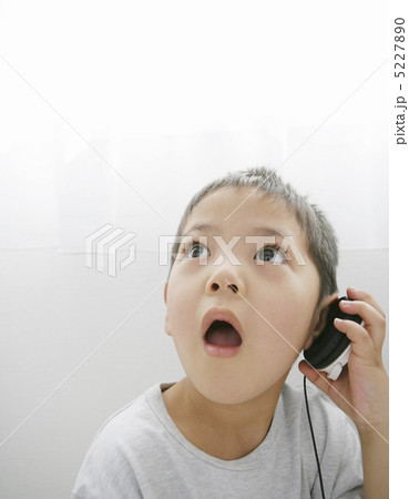ヘッドホーンを耳にあてる子供 5227890