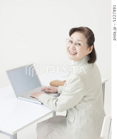 パソコンを操作するビジネスウーマン 5227891