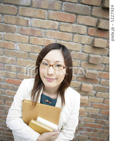 ファイルを持ち眼鏡をかけた日本人の女性 5227924