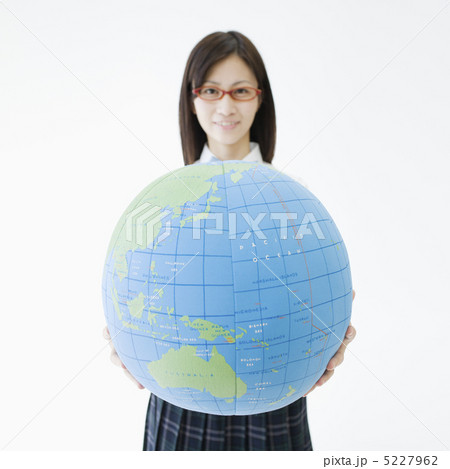 地球儀を持つ女子高生 5227962