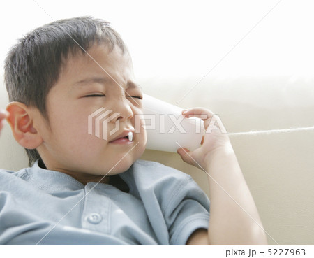 糸電話をする子供 糸電話をする子供 5227963