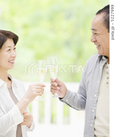 グラスを持つ夫婦 5227999