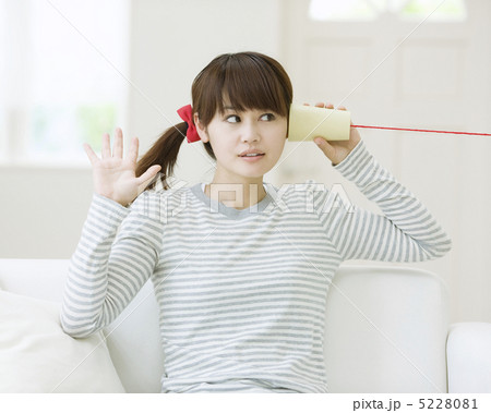 糸電話をする女性 5228081