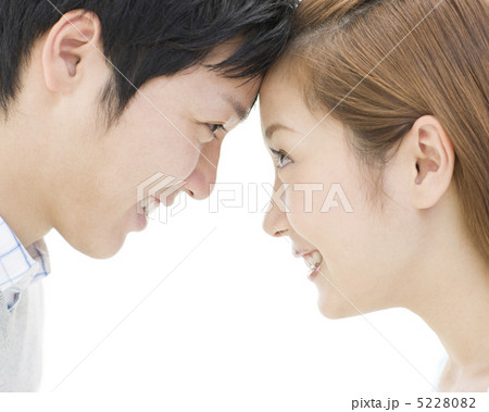 額を合わせる夫婦 5228082
