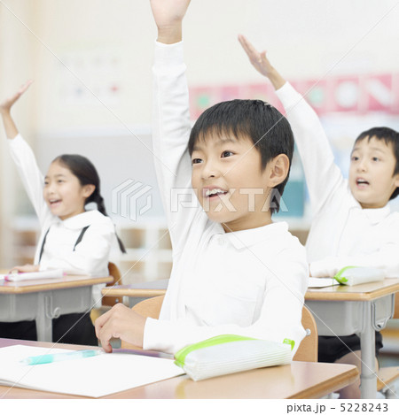 手を上げる小学生 5228243