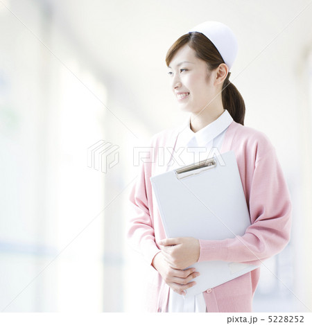 書類を抱えた看護師 5228252