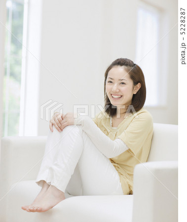 ソファに座る女性 5228287
