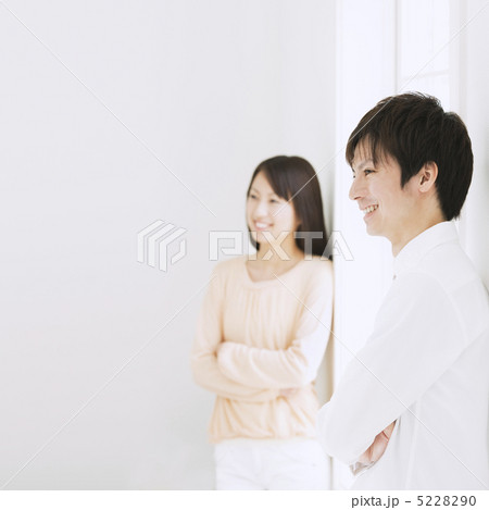 窓辺に寄りかかって笑うカップル 5228290