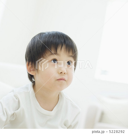 見上げる男の子 5228292