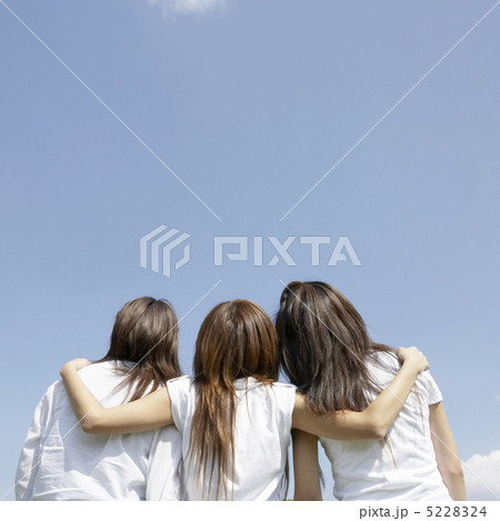 並んで空を見上げる三人の若い女性の後ろ姿の写真素材 [5228324] - PIXTA