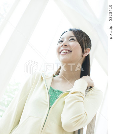 遠くを眺めて笑う女性 遠くを眺めて笑う女性 5228419