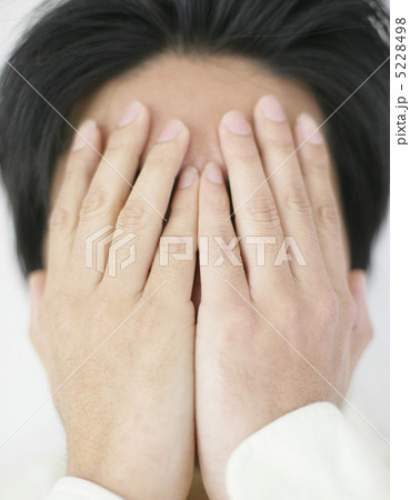 両手で顔を覆う男性 5228498