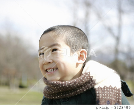 微笑む少年 5228499