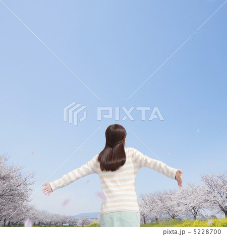 両手を広げる女性 5228700
