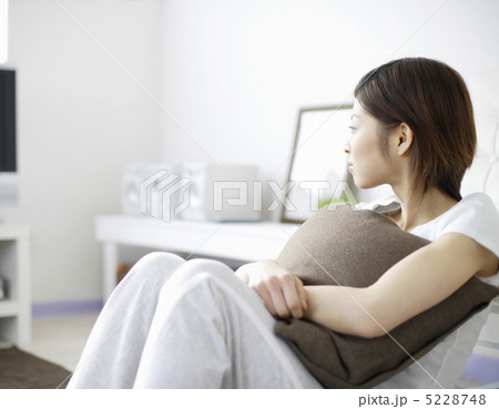 部屋でくつろいでいる女性 5228748