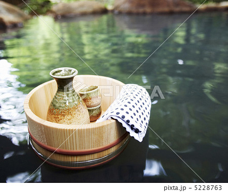 桶の中のとっくりとおちょこ 5228763