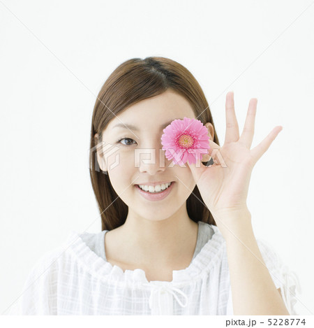 花を持つ女性 5228774