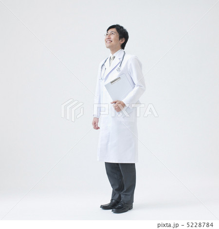 見上げる医者 5228784