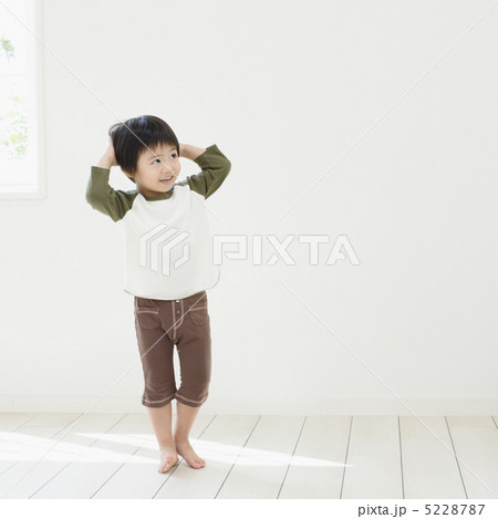 頭に手を当てる男の子 5228787