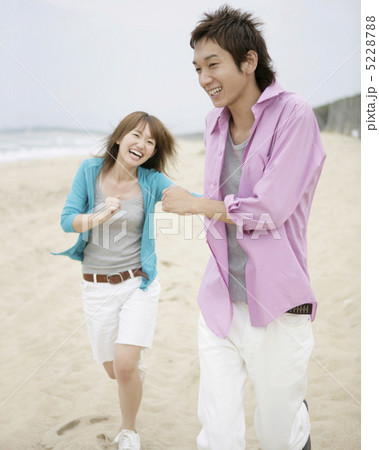浜辺を走る笑顔のカップル 5228788