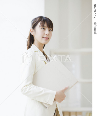 書類を持ったビジネスウーマン 5228796
