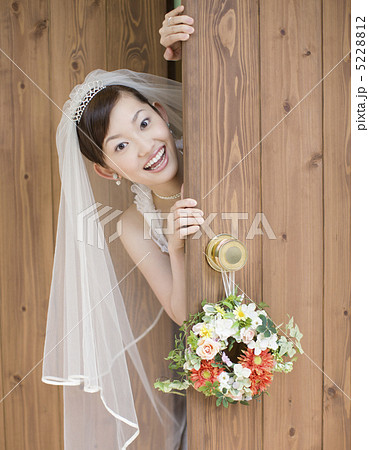 ドアから顔を出す新婦 5228812