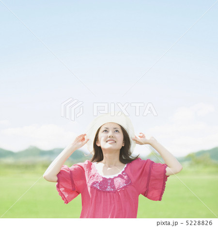 見上げる女性 5228826