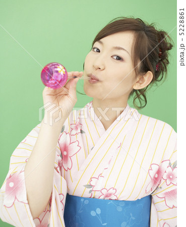 ビードロで遊ぶ浴衣姿の女性 5228861