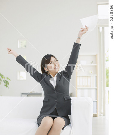 背伸びするビジネスウーマン 5228866