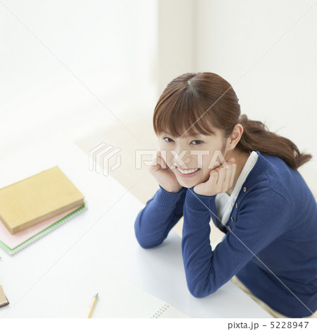 頬杖をつく女性 頬杖をつく女性 5228947