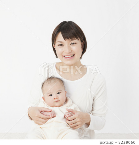 赤ちゃんを抱いて笑う母親 赤ちゃんを抱いて笑う母親 5229060