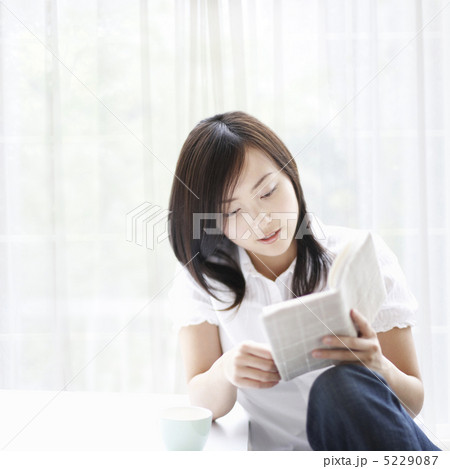 本を読む女性 5229087