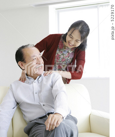 肩を揉む夫婦 5229170