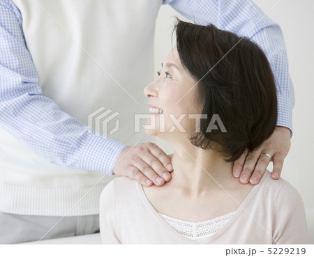肩を揉んでもらう女性 肩を揉んでもらう女性 5229219