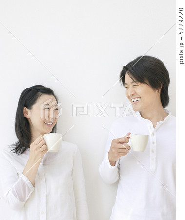 コーヒーカップを持った夫婦 コーヒーカップを持った夫婦 5229220