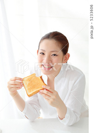 トーストを食べる女の子 トーストを食べる女の子 5233606