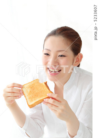トーストを食べる女の子 トーストを食べる女の子 5233607