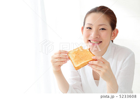 トーストを食べる女の子 トーストを食べる女の子 5233608