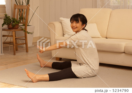 リビングでくつろぐ女性 5234790