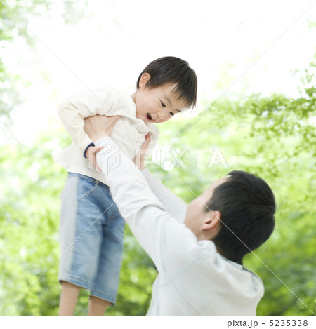 父親に持ち上げられる男の子 5235338