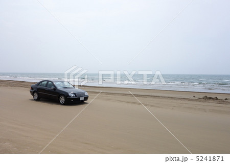 砂浜を走る高級車 5241871